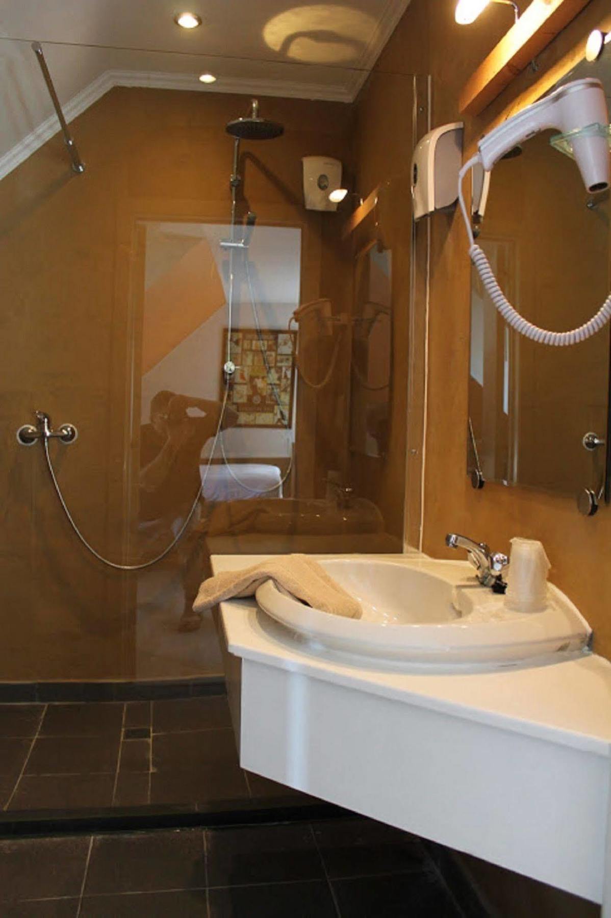 Hotel Canalview Ter Reien 2*
